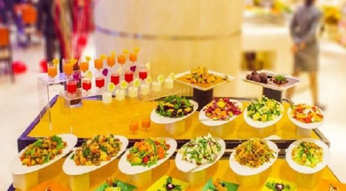 Restaurants Serving Scrumptious Buffet On Christmas In Mumbai MoMo Cafe, Courtyard by Marriot