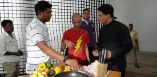 Is Shahrukh Khan Opening Red Chillies Restaurant In Aamchi Mumbai? Shah rukh cooking