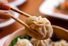 5 Joints In Kolkata That Serves Simply Delectable Momos! Featured Image