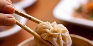 5 Joints In Kolkata That Serves Simply Delectable Momos! Featured Image