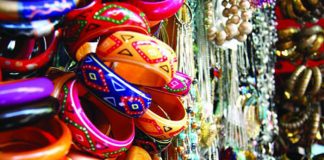 9 Places Where Street-Shopping In Mumbai Is Interesting Featured Image